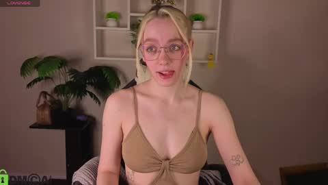 Snapshot of rockett_bunny chatting on April 24, 12:57 am Rockett online show from April 24, 12:57 am