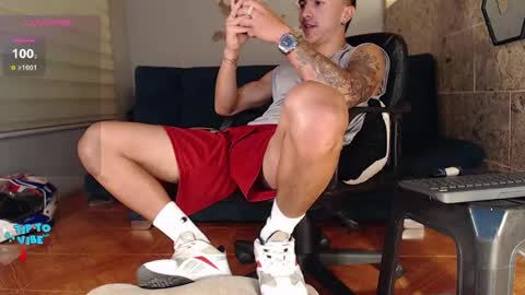 Snapshot of rogert_xx chatting on December 11, 5:53 am Rogert online show from December 11, 5:53 am