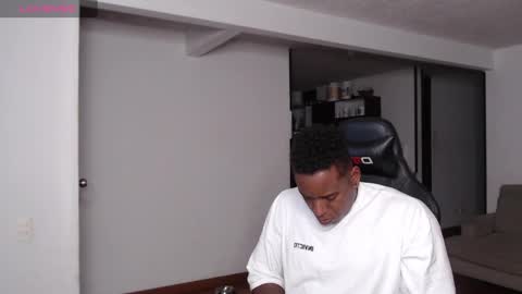 Snapshot of rogger_physique chatting on January 17, 2:08 am Rogger online show from January 17, 2:08 am