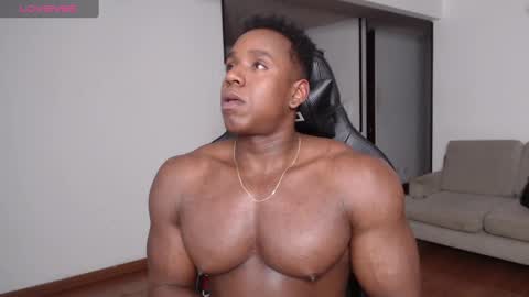 Snapshot of rogger_physique chatting on February 22, 3:45 am Rogger online show from February 22, 3:45 am