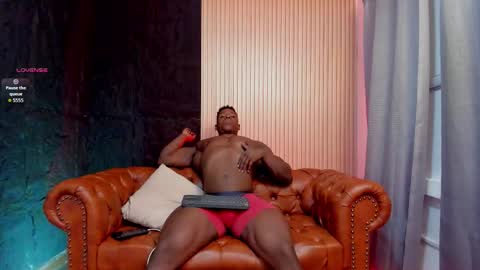 Snapshot of rogger_physique chatting on October 18, 10:21 pm Rogger online show from October 18, 10:21 pm