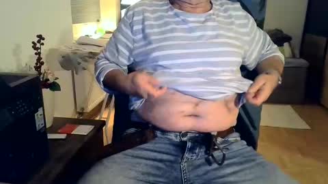 Snapshot of rolandloser1000 chatting on January 17, 9:17 pm rolandloser1000 online show from January 17, 9:17 pm