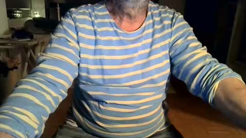 Snapshot of rolandloser1000 chatting on January 29, 7:32 pm rolandloser1000 online show from January 29, 7:32 pm