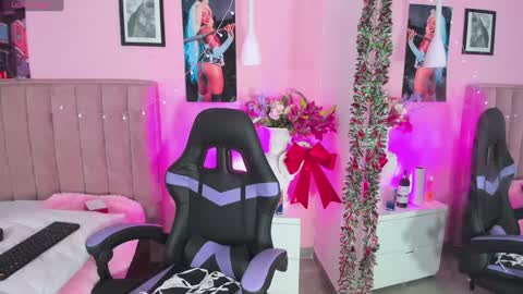 Snapshot of rolyloren chatting on December 12, 7:15 pm Marcela online show from December 12, 7:15 pm