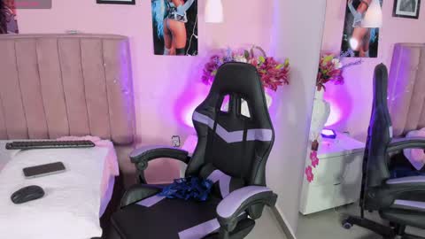 Snapshot of rolyloren chatting on January 19, 3:32 pm Marcela online show from January 19, 3:32 pm