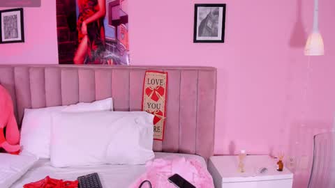 Snapshot of rolyloren chatting on February 14, 7:02 pm Marcela online show from February 14, 7:02 pm