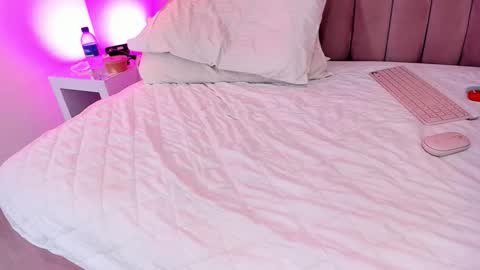 Snapshot of rolyloren chatting on October 19, 7:14 pm Marcela online show from October 19, 7:14 pm