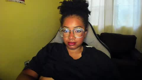 Snapshot of romantic_stargirl chatting on April 23, 12:29 pm Is A Belle online show from April 23, 12:29 pm