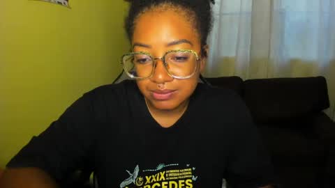 Snapshot of romantic_stargirl chatting on April 24, 12:18 pm Is A Belle online show from April 24, 12:18 pm