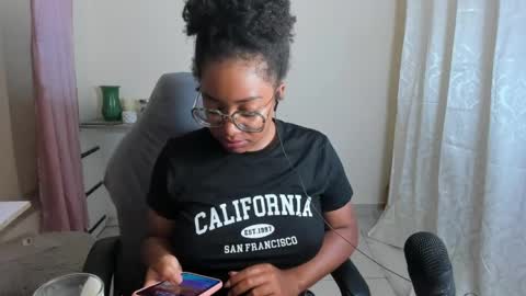 Snapshot of romantic_stargirl chatting on May 11, 4:29 am Is A Belle online show from May 11, 4:29 am
