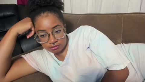 Snapshot of romantic_stargirl chatting on May 29, 2:20 am Is A Belle online show from May 29, 2:20 am