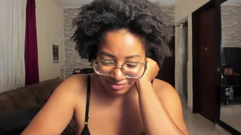 Snapshot of romantic_stargirl chatting on June 6, 12:38 am Is A Belle online show from June 6, 12:38 am