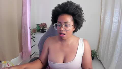 Snapshot of romantic_stargirl chatting on June 8, 9:15 pm Is A Belle online show from June 8, 9:15 pm