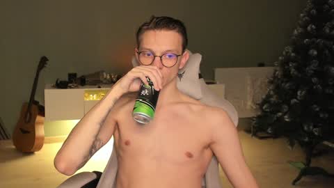 Snapshot of romeo_mercy chatting on December 25, 10:37 pm Romeo online show from December 25, 10:37 pm