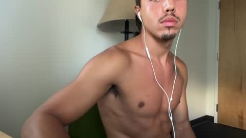 Snapshot of ronneyx998014 chatting on August 4, 12:36 am Ronney online show from August 4, 12:36 am