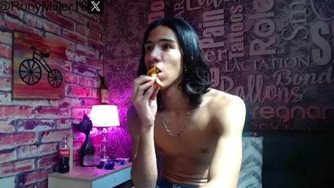 Snapshot of ronymiller_1 chatting on February 6, 7:18 pm RonyMiller 1 online show from February 6, 7:18 pm