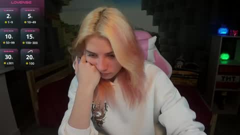 Snapshot of rosahayes chatting on April 26, 8:23 am Call me Rosa online show from April 26, 8:23 am