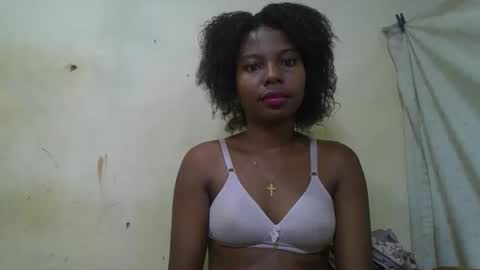 Snapshot of rosalinda933 chatting on May 14, 3:02 am Rosalinda online show from May 14, 3:02 am