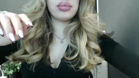 Snapshot of rosaline_ly chatting on April 27, 1:09 pm Rosalina online show from April 27, 1:09 pm