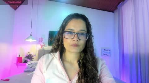Snapshot of rose_thompson1 chatting on April 19, 1:43 pm Rose online show from April 19, 1:43 pm