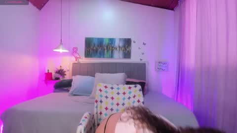 Snapshot of rose_thompson1 chatting on April 28, 1:27 pm Rose online show from April 28, 1:27 pm
