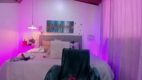 Snapshot of rose_thompson1 chatting on May 2, 1:38 pm Rose online show from May 2, 1:38 pm