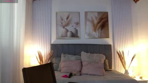 Snapshot of rose_thompson1 chatting on May 19, 1:50 pm Rose online show from May 19, 1:50 pm