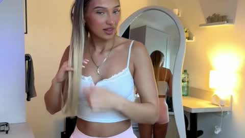 Snapshot of rosebella_ chatting on March 26, 7:47 am Bella online show from March 26, 7:47 am