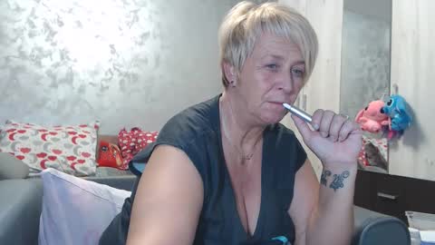 Lovepinklilly online show from October 28, 5:04 pm