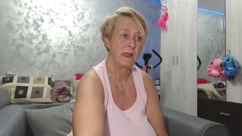 Snapshot of roses_and_lillies chatting on May 15, 5:20 pm Lovepinklilly online show from May 15, 5:20 pm
