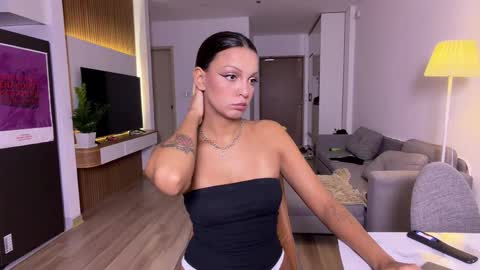 Snapshot of roshelle_xxx chatting on May 9, 11:15 am Roshelle online show from May 9, 11:15 am