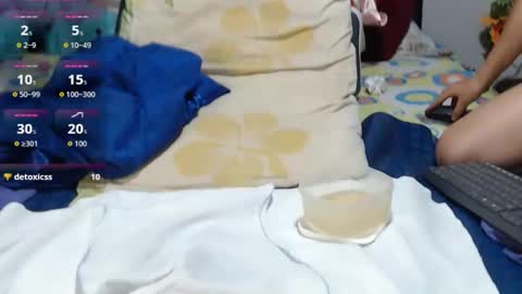 Snapshot of roshy_multisquirt chatting on April 21, 6:23 pm roshy online show from April 21, 6:23 pm
