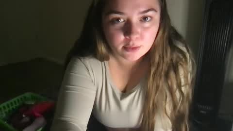 Snapshot of rosielinda16 chatting on December 3, 12:13 am Rosie online show from December 3, 12:13 am