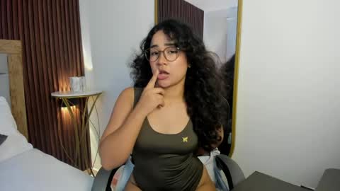 rossie_lanie_ online show from April 1, 6:16 pm