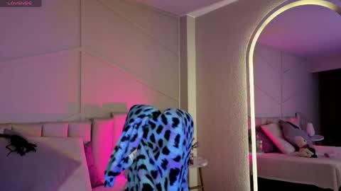 Snapshot of rossiie_hunt_ chatting on May 15, 12:12 pm rossiie_hunt_ online show from May 15, 12:12 pm