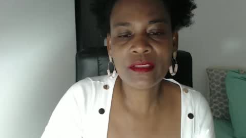 Snapshot of roushlove chatting on May 2, 4:01 pm luxa online show from May 2, 4:01 pm