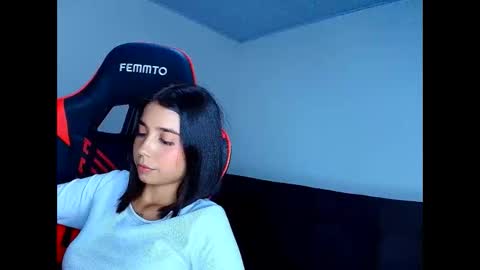 Snapshot of rousse_violet chatting on May 21, 12:39 am rousse_violet online show from May 21, 12:39 am