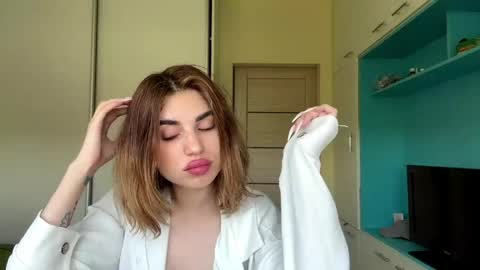 Snapshot of roxannaportuondo chatting on May 19, 10:21 am Mia online show from May 19, 10:21 am