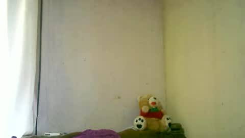Snapshot of roxanne_98 chatting on January 18, 4:05 am roxanne_98 online show from January 18, 4:05 am