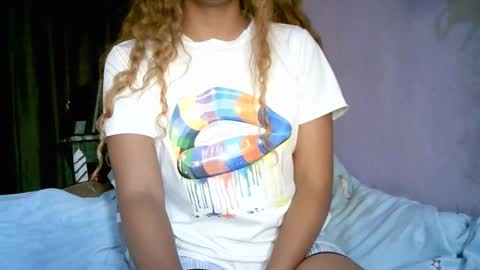 Snapshot of roxanne_98 chatting on February 3, 3:04 am roxanne_98 online show from February 3, 3:04 am