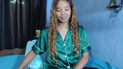 Snapshot of roxanne_98 chatting on February 25, 2:32 am roxanne_98 online show from February 25, 2:32 am