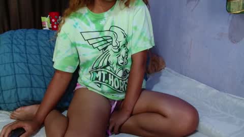Snapshot of roxanne_98 chatting on March 8, 3:54 am roxanne_98 online show from March 8, 3:54 am