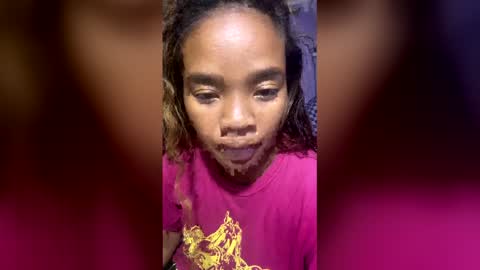 Snapshot of roxanne_98 chatting on April 3, 5:33 pm roxanne_98 online show from April 3, 5:33 pm