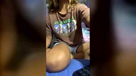 Snapshot of roxanne_98 chatting on April 5, 5:32 pm roxanne_98 online show from April 5, 5:32 pm