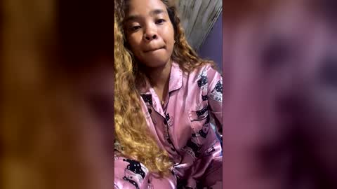 Snapshot of roxanne_98 chatting on April 6, 4:30 pm roxanne_98 online show from April 6, 4:30 pm