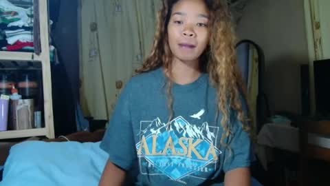 Snapshot of roxanne_98 chatting on April 23, 2:24 am roxanne_98 online show from April 23, 2:24 am