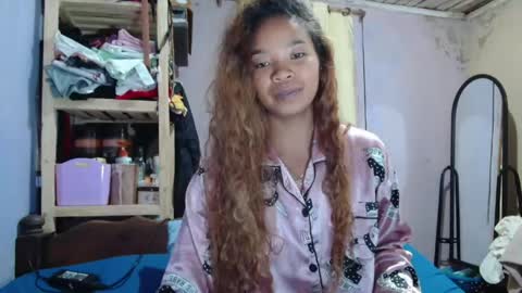 Snapshot of roxanne_98 chatting on May 6, 5:03 am roxanne_98 online show from May 6, 5:03 am