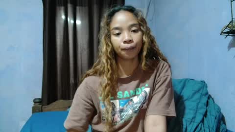 Snapshot of roxanne_98 chatting on May 6, 7:08 pm roxanne_98 online show from May 6, 7:08 pm