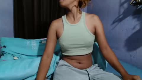 Snapshot of roxanne_98 chatting on May 25, 1:44 am roxanne_98 online show from May 25, 1:44 am