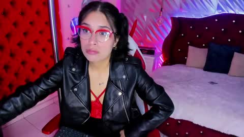Snapshot of roxanne_han chatting on April 22, 12:18 pm roxanne_han online show from April 22, 12:18 pm